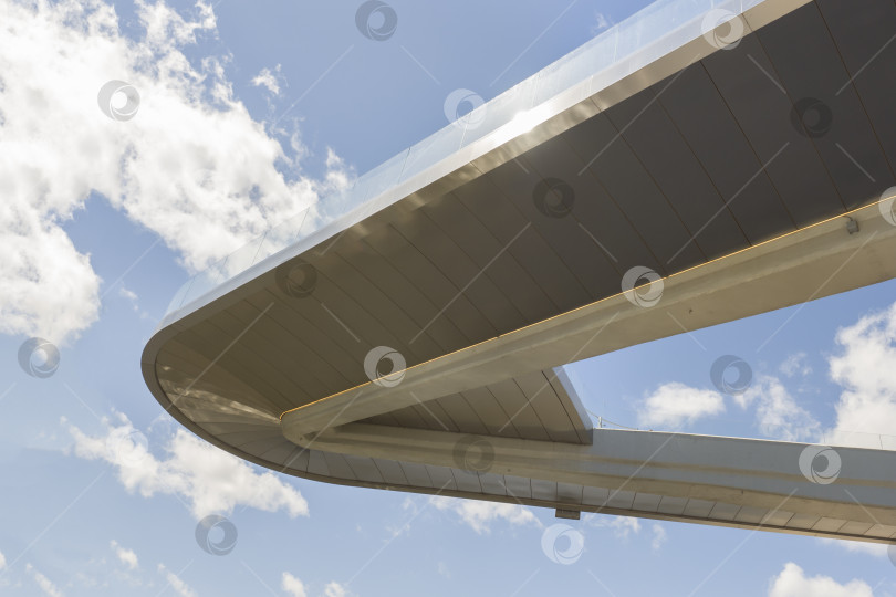 Скачать МОСКВА, РОССИЯ - 5 июня 2018 года: Фрагмент парящего моста в парке Зарядье в Москве на фоне неба фотосток Ozero