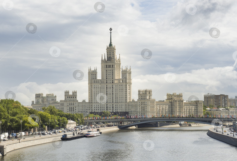 Скачать МОСКВА, РОССИЯ - 5 июня 2018 года: Москворецкая набережная, Москва-река и высотное здание на Котельнической набережной. фотосток Ozero