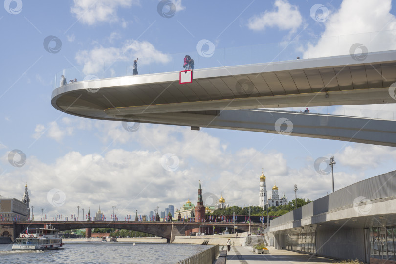 Скачать МОСКВА, РОССИЯ - 5 июня 2018 года: Фрагмент наплавного моста на фоне Кремля фотосток Ozero