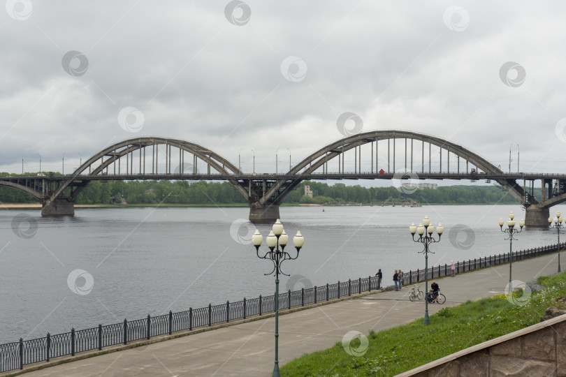 Скачать РЫБИНСК / РОССИЯ - 19 мая 2018 года: Рыбинский мост через Волгу фотосток Ozero
