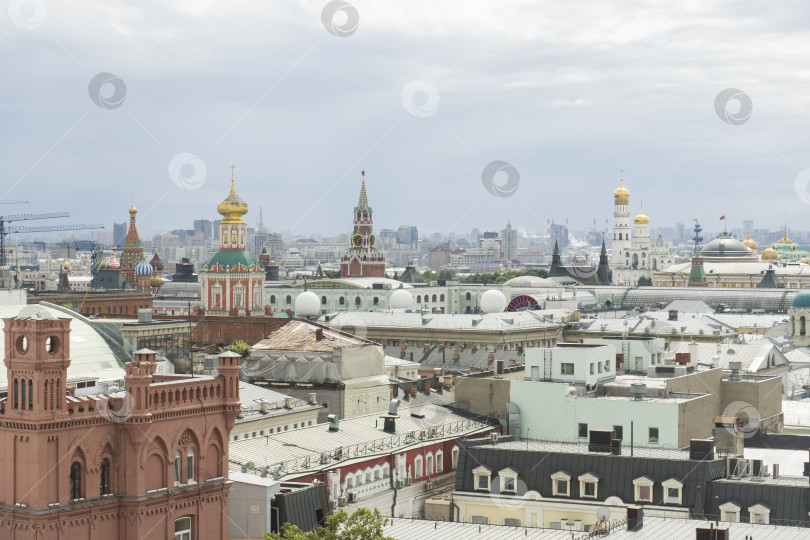 Скачать МОСКВА, РОССИЯ - 5 июня 2018 года: Вид на крышу центра Москвы, Кремль фотосток Ozero