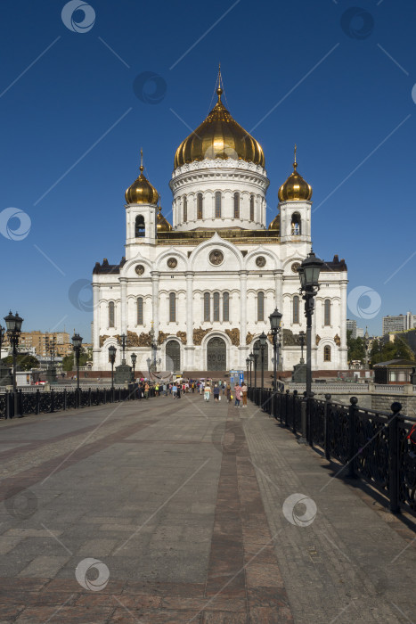 Скачать Москва, Россия Храм Христа Спасителя - главный собор Москвы в солнечный день на фоне голубого неба с облаками. фотосток Ozero