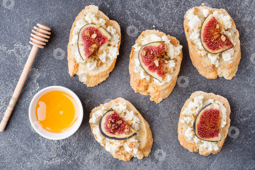 Скачать Закуски брускетта с творогом, грецким орехом, медом и инжиром фотосток Ozero