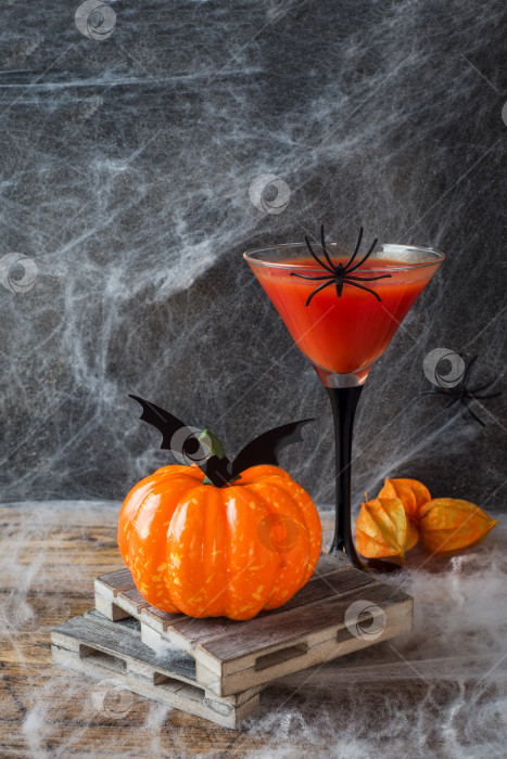 Скачать Коктейль "Кровавая Мэри", тыква с летучими мышами и пауками на Хэллоуин, селективный фокус фотосток Ozero