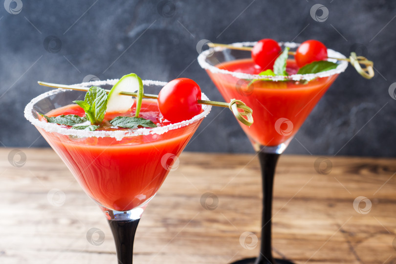 Скачать Алкогольный коктейль "Кровавая Мэри" со спелыми помидорами и мятой. Селективный фокус фотосток Ozero