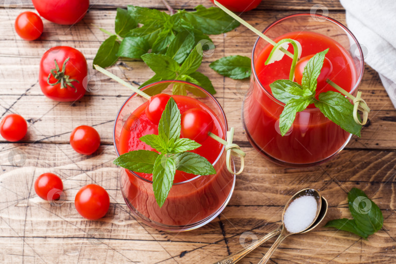 Скачать Томатный сок с мятой в стакане и свежими помидорами на деревянном столе. Концепция здорового органического питания фотосток Ozero