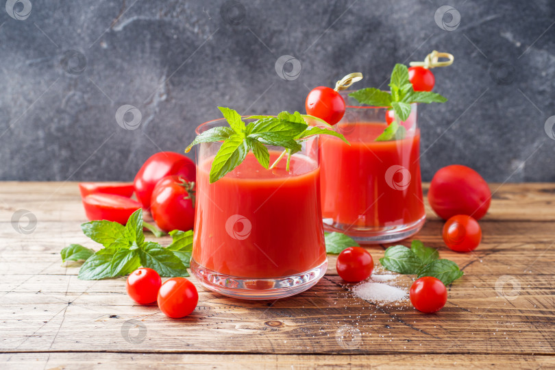 Скачать Томатный сок с мятой в стакане и свежими помидорами на деревянном столе. Концепция здорового органического питания Copy space фотосток Ozero
