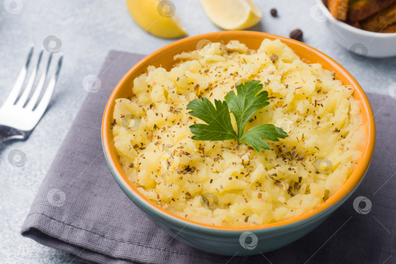 Скачать Картофельное пюре с зеленью, гренками и лимоном в тарелке на салфетках. фотосток Ozero