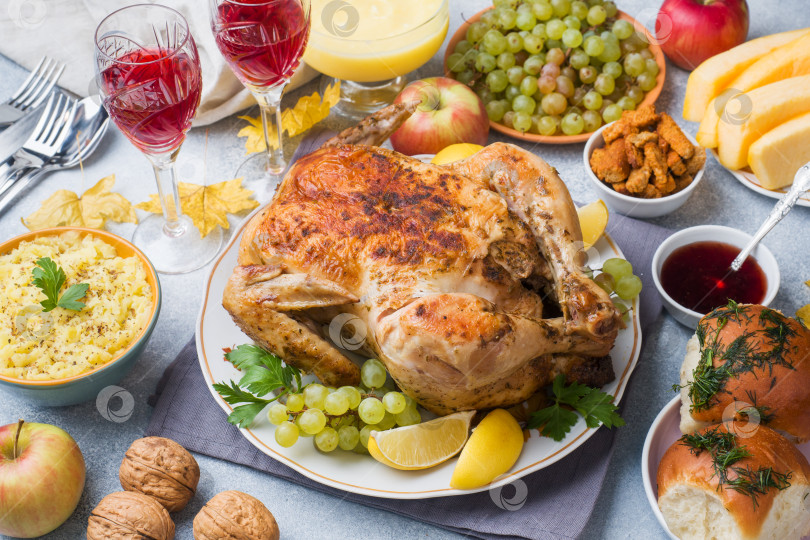 Скачать Запеченная курица, картофельное пюре и бокалы для вина к ужину на праздничном столе. фотосток Ozero