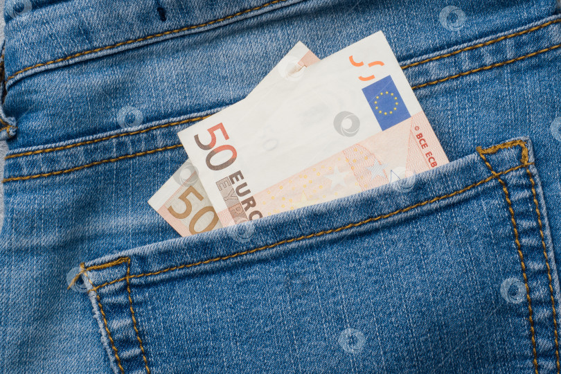 Скачать Карман джинсов с банкнотами в пятьдесят евро крупным планом фотосток Ozero