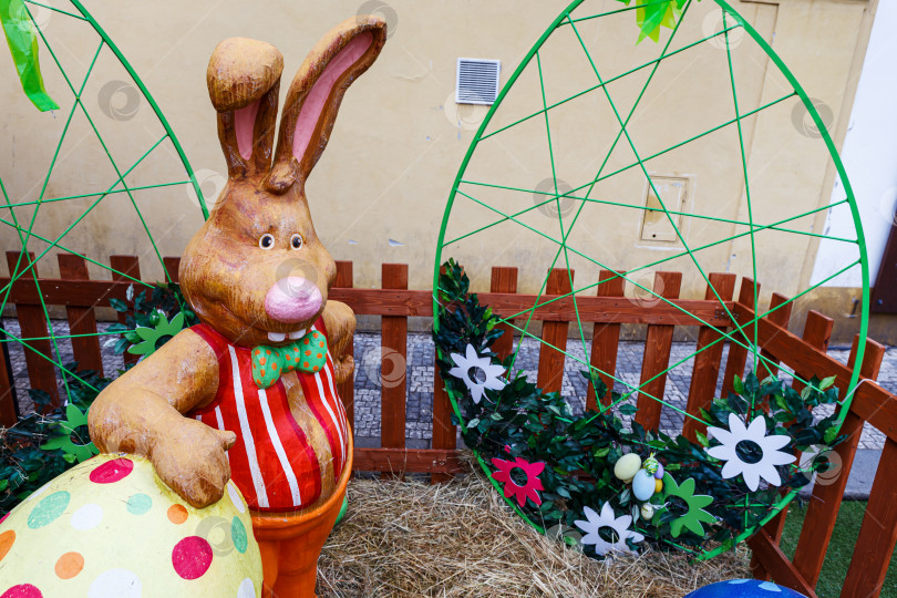 Скачать Праздничная скульптура пасхального кролика фотосток Ozero