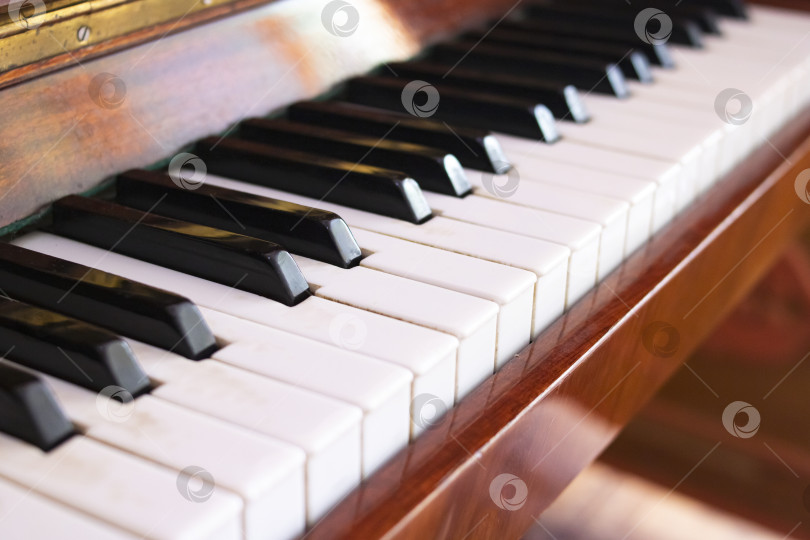 Скачать Черные и белые клавиши деревянного пианино фотосток Ozero