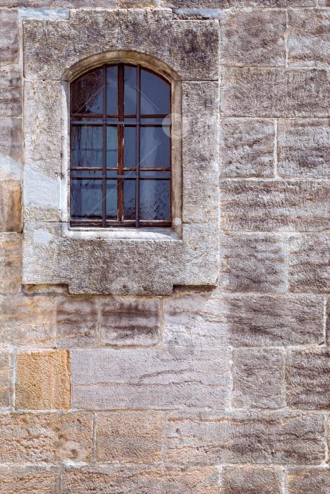 Скачать Зарешеченное окно в каменной стене фотосток Ozero