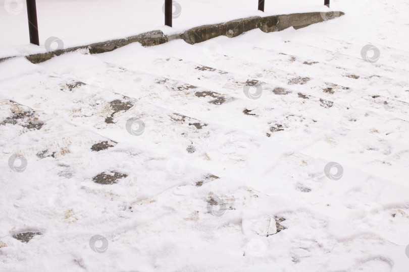 Скачать Снег и следы ботинок на ступеньках фотосток Ozero