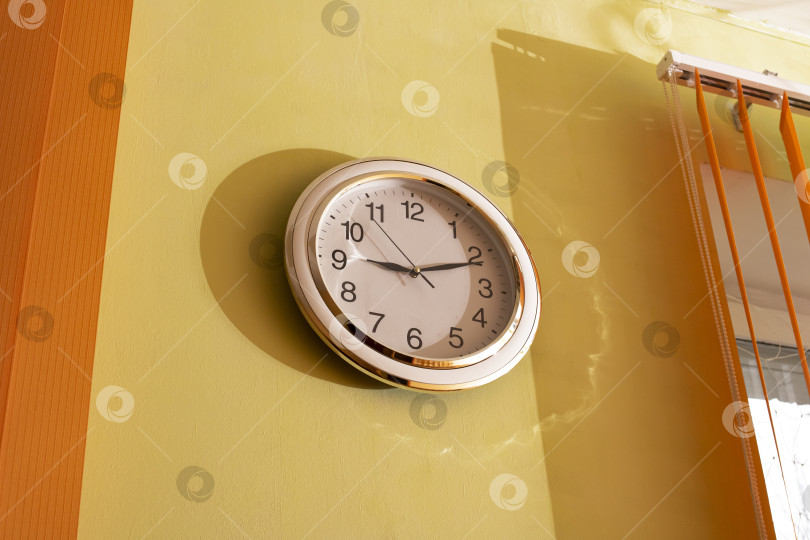 Скачать Белые круглые часы на стене в солнечном свете фотосток Ozero