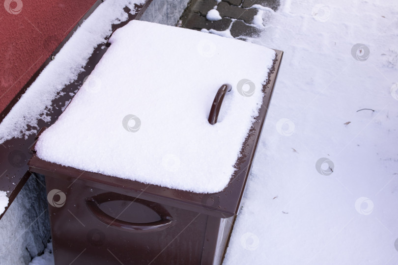 Скачать Металлический ящик с песком прислонен к стене в снегу фотосток Ozero