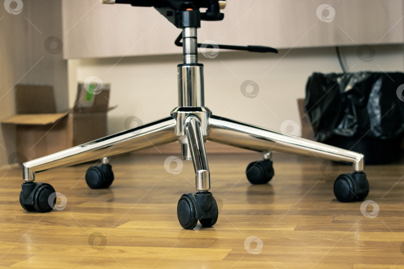 Скачать Офисное кресло на колесиках по деревянному полу фотосток Ozero