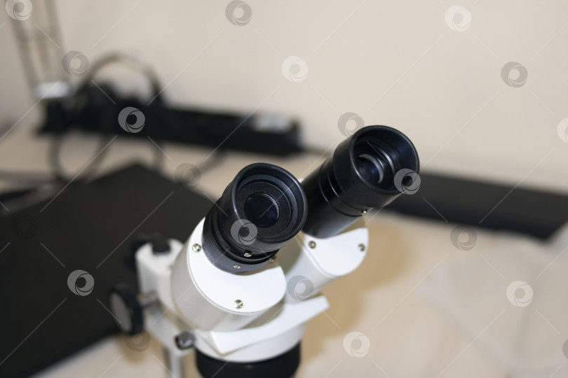 Скачать Микроскоп на деревянном рабочем столе крупным планом фотосток Ozero