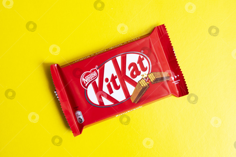 Скачать БЕЛАРУСЬ, НОВОПОЛОЦК - 11 марта 2021 года: Батончик KitKat на желтом фоне фотосток Ozero