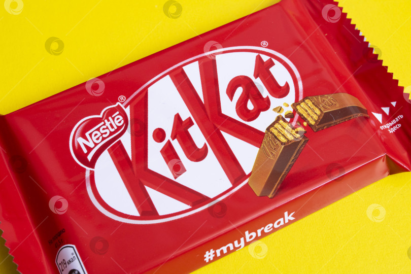 Скачать БЕЛАРУСЬ, НОВОПОЛОЦК - 11 марта 2021 года: Батончик KitKat на желтом фоне фотосток Ozero