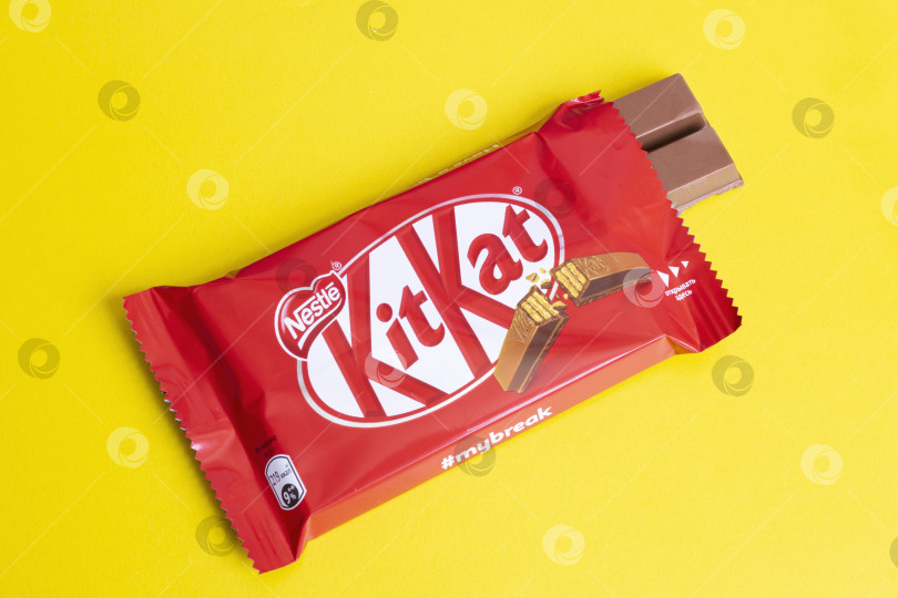 Скачать БЕЛАРУСЬ, НОВОПОЛОЦК - 11 марта 2021 года: Батончик KitKat на желтом фоне фотосток Ozero