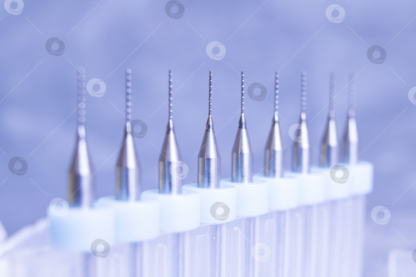 Скачать Набор насадок для стоматологической дрели на сером фоне фотосток Ozero