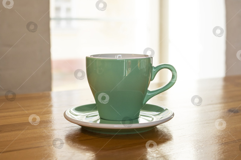 Скачать Зеленая керамическая чашка кофе на деревянном столе фотосток Ozero