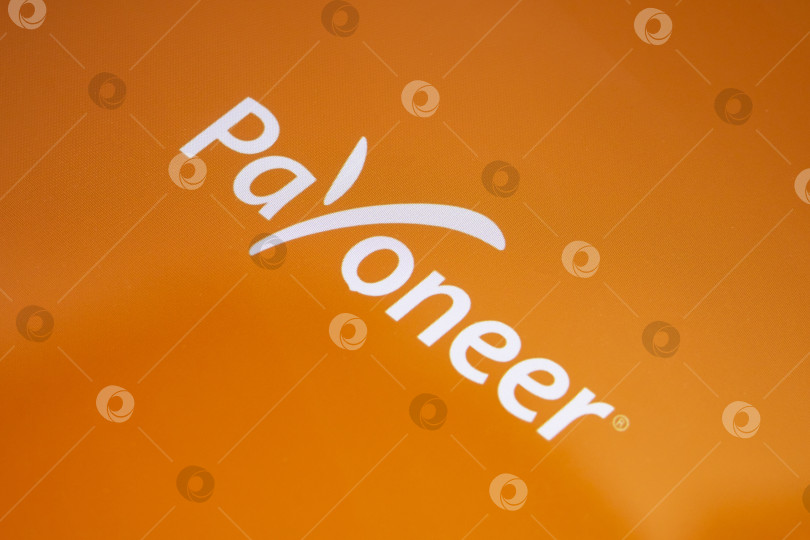 Скачать БЕЛАРУСЬ, НОВОПОЛОЦК - 16 марта 2021 года: Приложение Payoneer на дисплее телефона фотосток Ozero