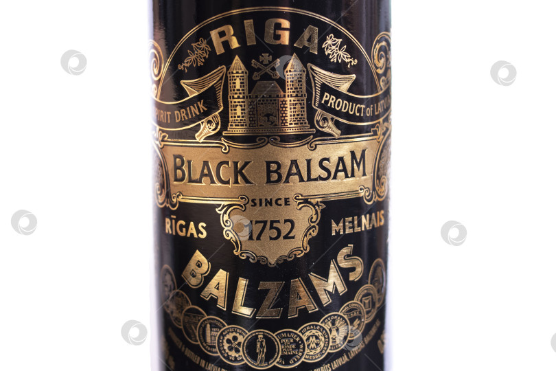 Скачать БЕЛАРУСЬ, НОВОПОЛОЦК - 16 марта 2021 года: Бутылка алкогольного бальзама balzams Riga фотосток Ozero