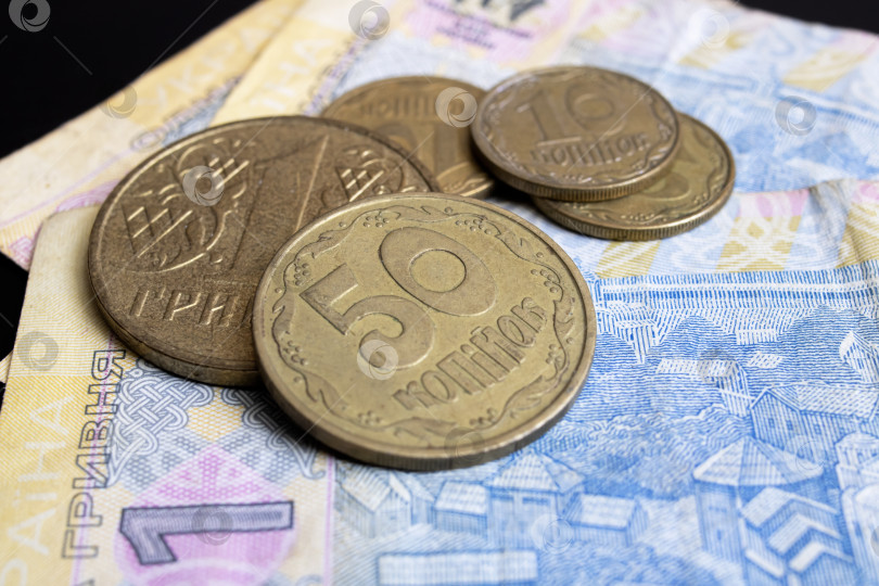 Скачать Три банкноты украинской гривны на черном фоне фотосток Ozero