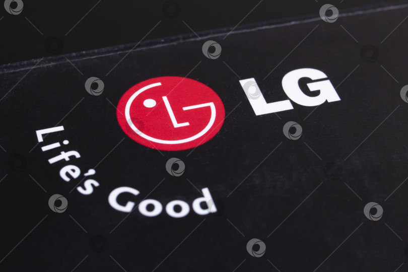 Скачать БЕЛАРУСЬ, МИНСК - 22 марта 2021 года: Логотип LG на черном ящике фотосток Ozero