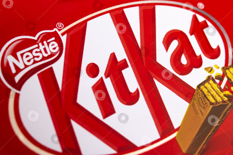 Скачать БЕЛАРУСЬ, МИНСК - 22 марта 2021 года: Бар Kit kat на деревянном фоне фотосток Ozero