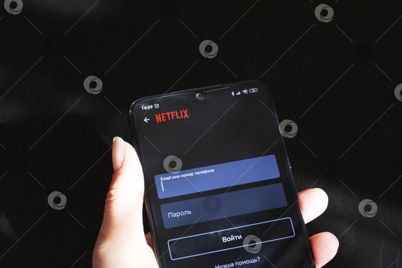 Скачать БЕЛАРУСЬ, НОВОПОЛОЦК - 27 марта 2021 года: приложение Netflix на дисплее телефона фотосток Ozero