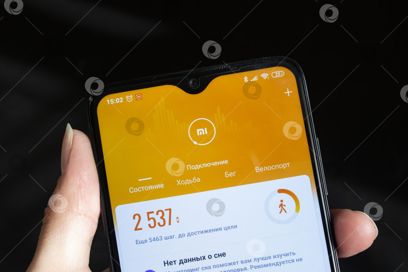 Скачать БЕЛАРУСЬ, НОВОПОЛОЦК - 27 марта 2021 года: ПРИЛОЖЕНИЕ для Xiaomi mi band 4 на дисплее телефона фотосток Ozero