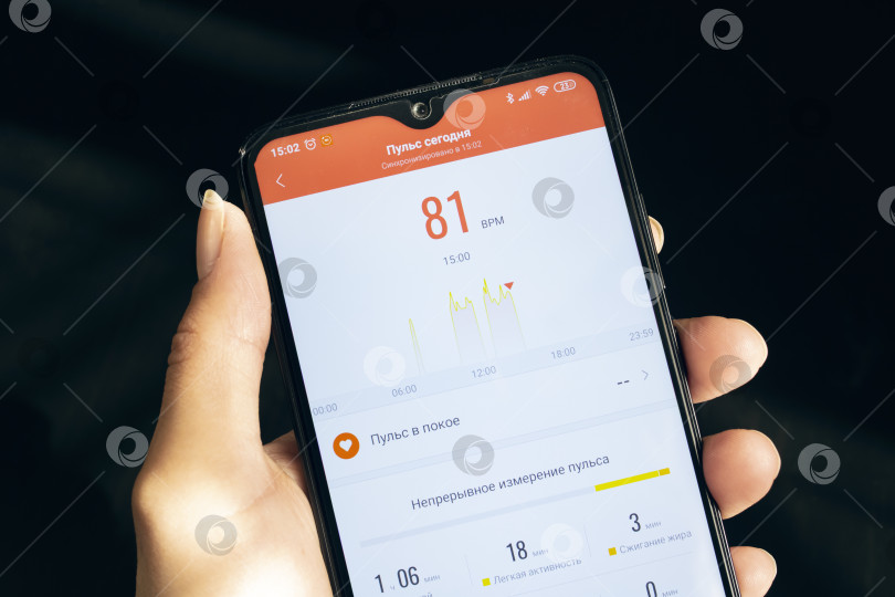 Скачать БЕЛАРУСЬ, НОВОПОЛОЦК - 27 марта 2021 года: ПРИЛОЖЕНИЕ для Xiaomi mi band 4 на дисплее телефона фотосток Ozero