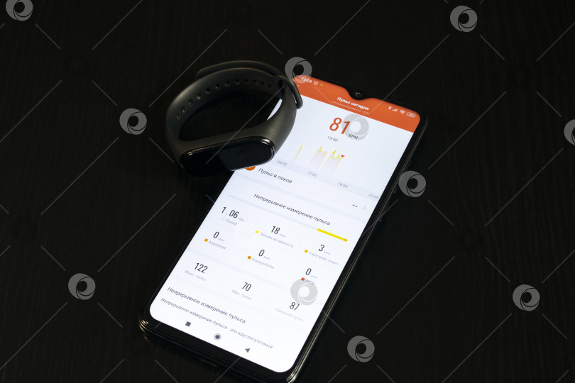 Скачать БЕЛАРУСЬ, НОВОПОЛОЦК - 27 марта 2021 года: ПРИЛОЖЕНИЕ для Xiaomi mi band 4 на дисплее телефона фотосток Ozero