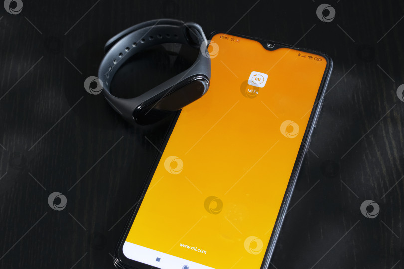 Скачать БЕЛАРУСЬ, НОВОПОЛОЦК - 27 марта 2021 года: Xiaomi mi band 4 и приложение для телефона фотосток Ozero