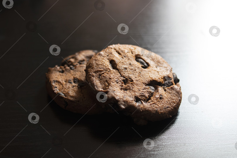 Скачать Два шоколадных печенья на деревянном столе фотосток Ozero