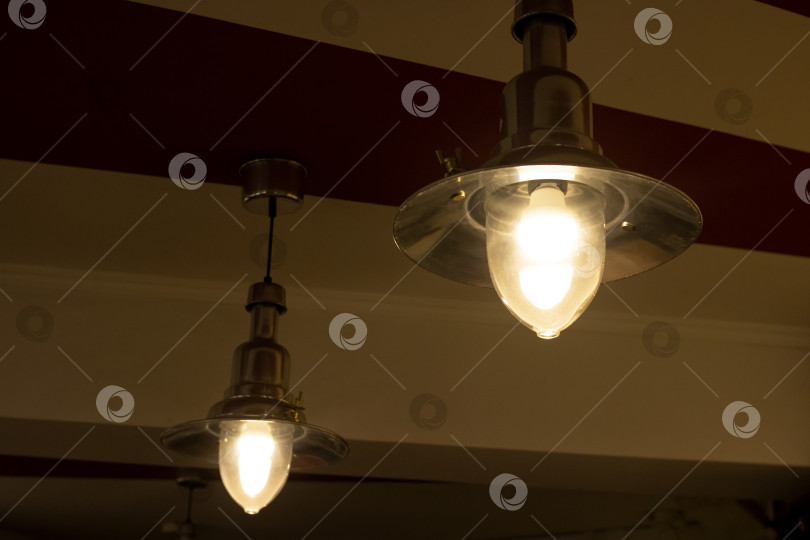 Скачать Две ретро-лампы на потолке крупным планом фотосток Ozero