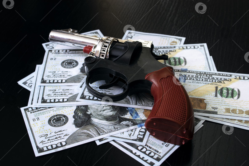 Скачать Пистолет и доллары на деревянном столе фотосток Ozero