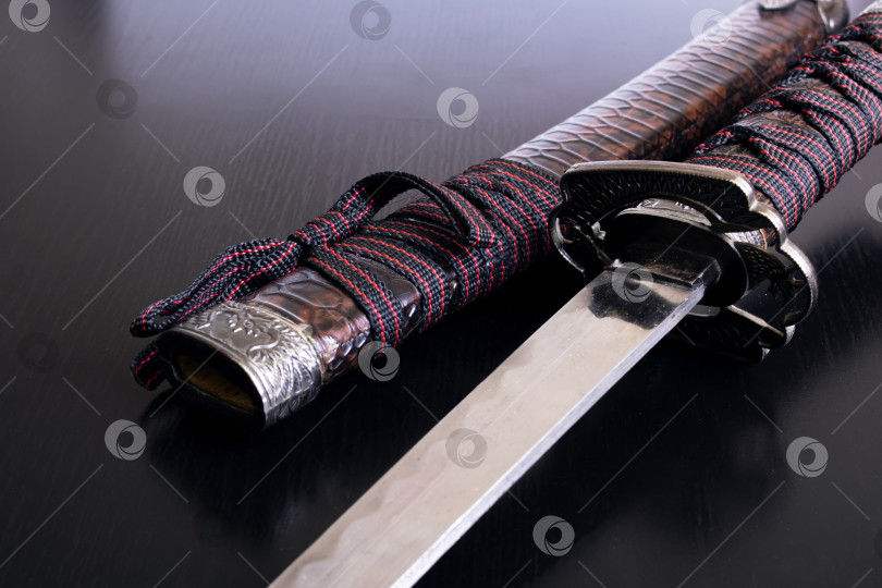 Скачать Самурайский меч и ножны на деревянном фоне фотосток Ozero