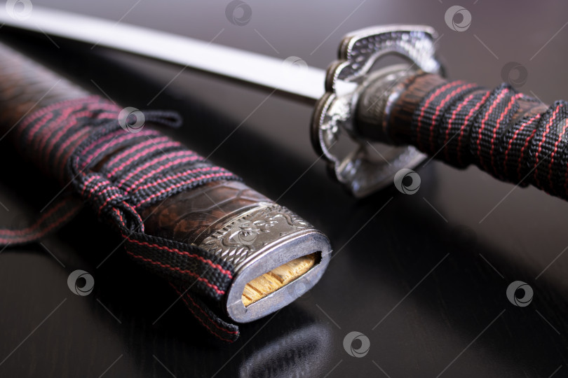 Скачать Самурайский меч и ножны на деревянном фоне фотосток Ozero