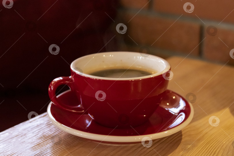 Скачать Красная чашка кофе на деревянном столе фотосток Ozero
