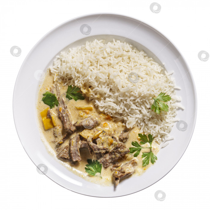 Скачать Бефстроганов с рисом на тарелке, выложенной сверху фотосток Ozero