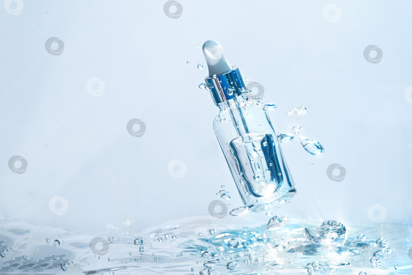 Скачать Стеклянный флакон с пипеткой в толще прозрачной жидкости, вода с пузырьками фотосток Ozero
