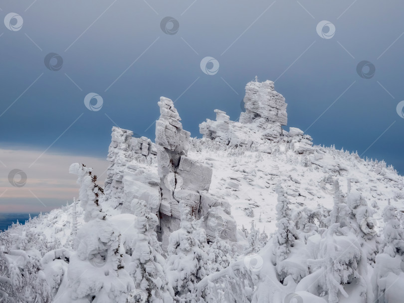 Скачать Скалы покрыты льдом. фотосток Ozero