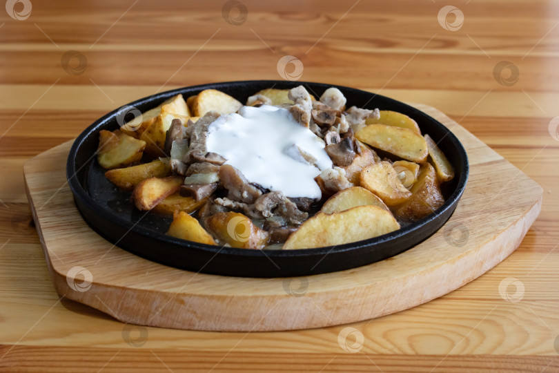 Скачать Блюдо из картофеля с грибами на деревянном столе фотосток Ozero