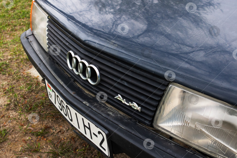 Скачать Беларусь, Минск - 11 мая 2022 года: Эмблема Audi на старом автомобиле фотосток Ozero