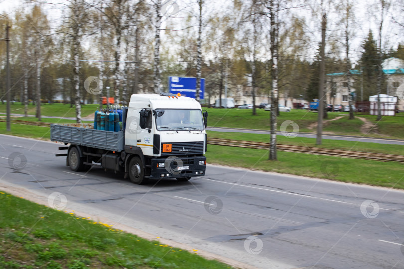 Скачать Беларусь, Минск - 11 мая 2022 года: автомобиль Маз едет по дороге фотосток Ozero