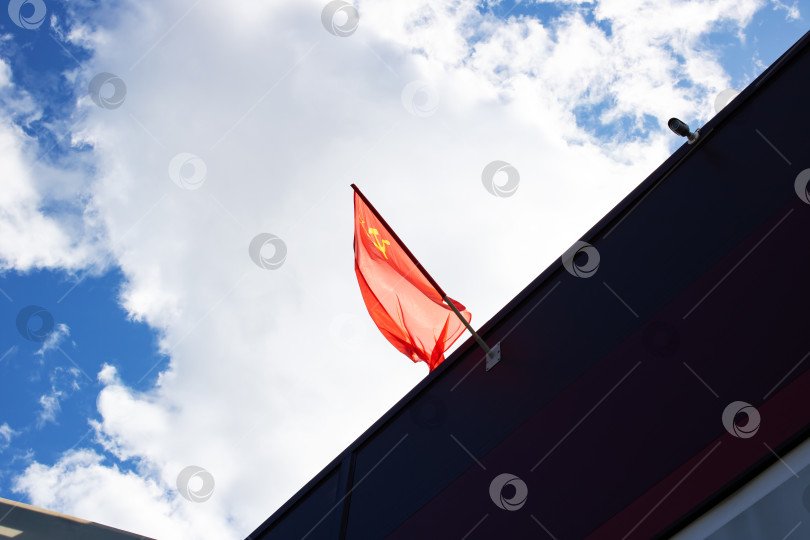 Скачать Флаг СССР на крыше здания фотосток Ozero
